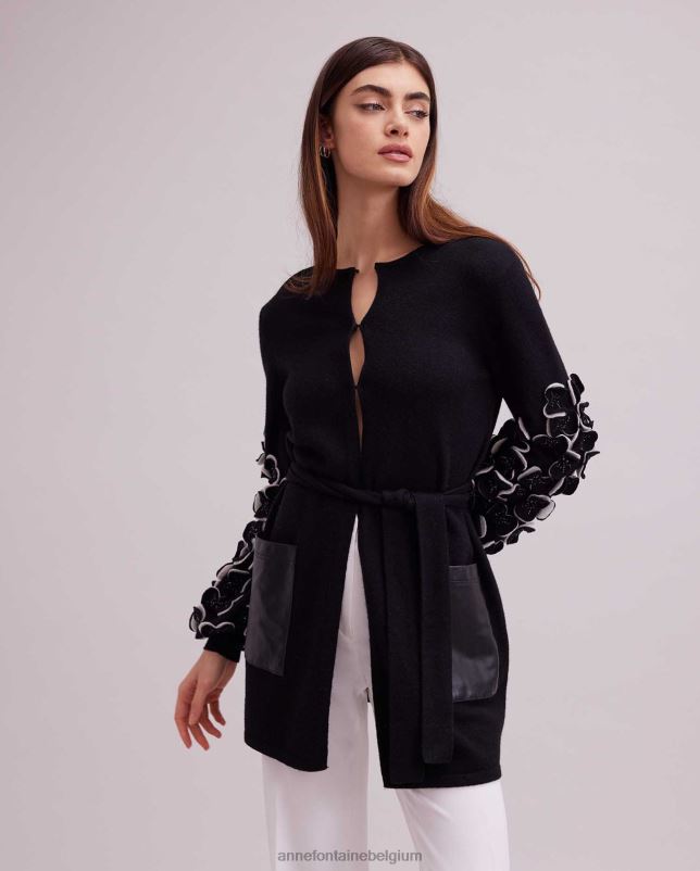 Anne Fontaine vrouwen laure trui gebreid vest met tweekleurige bloemblaadjes op de mouwen kleding zwart wit 06TRT472