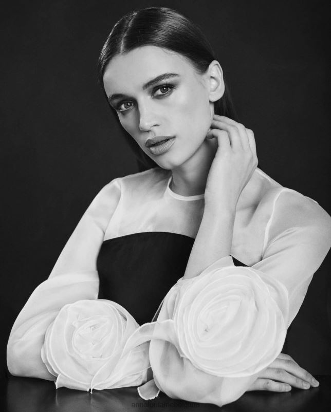 Anne Fontaine vrouwen lenteblouse en zijden blouse aangevuld met rozetten onderaan de pofmouwen kleding zwart wit 06TRT196